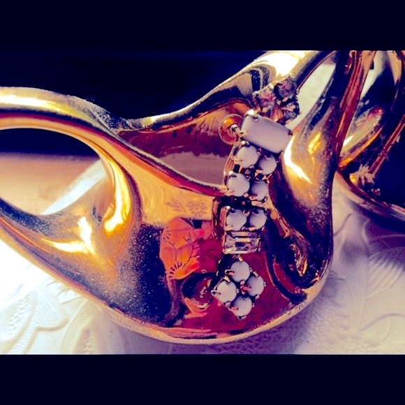 Vintage Earrings Milk Glass Drop Earrings
1 3/4” x 1/2” Beautiful! - Picture 3 of 4